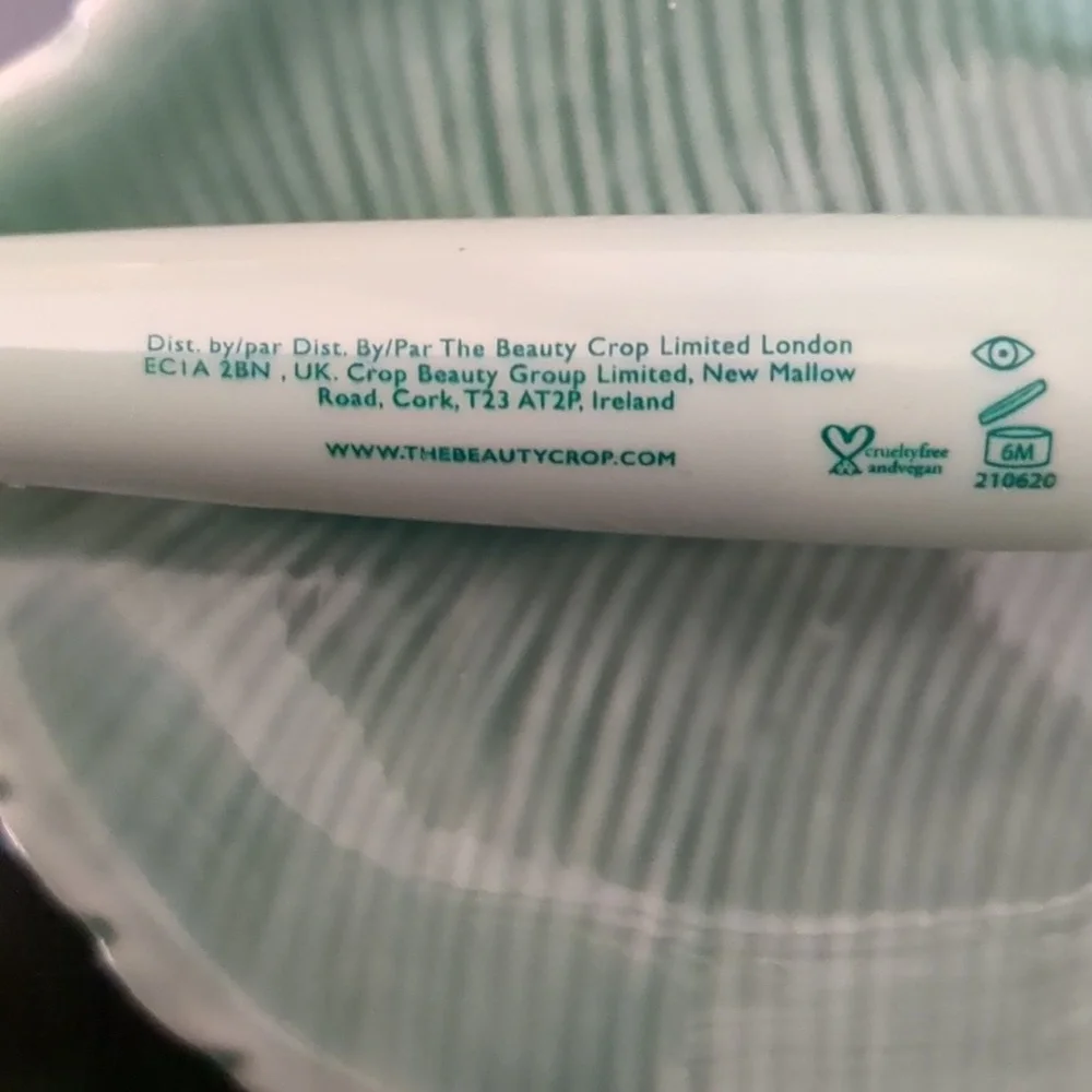 Nourishing and Volumizing Mascara